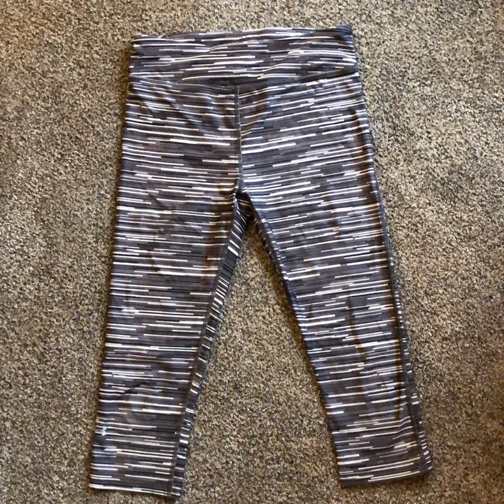 EUC Under Armour cropped running leggings